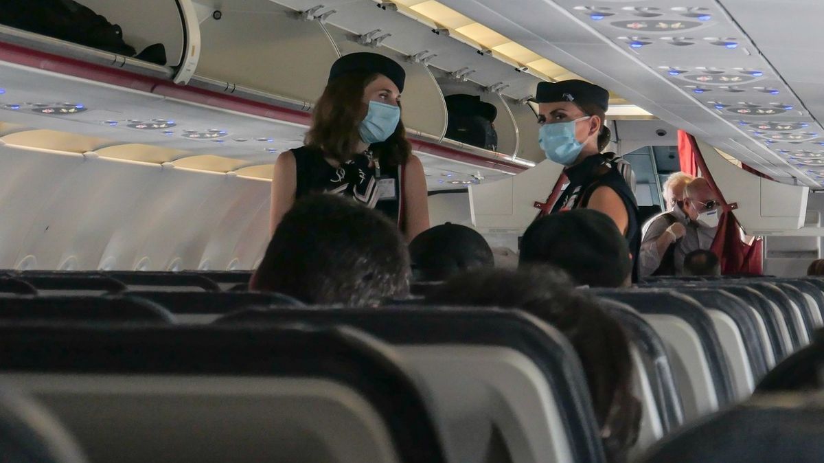 Nadávky i vyražené zuby. Cestující napadají americké letušky kvůli rouškám